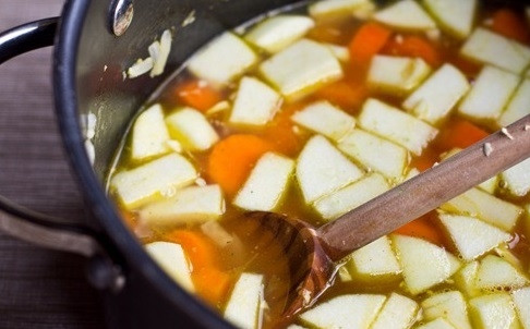 1. Этап. Суп-пюре с яблоками и морковью: В кастрюле залейте все эти ингредиенты бульоном. Варите суп на маленьком огне в течение 20 минут.