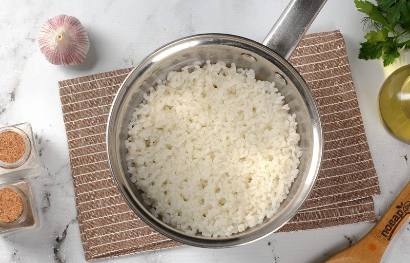 1. Этап. Голубцы из пекинской капусты: Рис промойте, залейте водой из расчёта 1 к 2 и отварите в подсоленной воде в течение 5 мин. Затем накройте крышкой и оставьте на 15 мин.