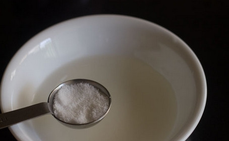 1. Этап. Маринованный шалот: 5. Добавьте уксус и соль. Хорошо перемешайте, чтобы соль растворилась.