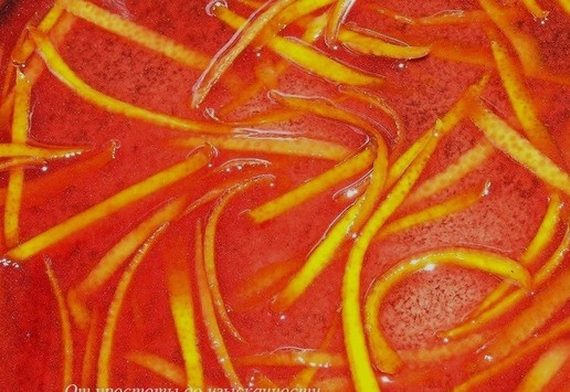 1. Этап. Блинчики Кармен: Когда сахар начнет немного пузыриться, влейте сок, размешанный с крахмалом. Готовьте помешивая, до загустения. Кстати, если готовить не для детей, то можно добавить немножко вишневого или апельсинового ликера ;))