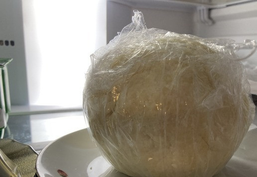 1. Этап. Творожные мини-рогалики с орехом и изюмом: Сливочное масло порезать на мелкие кусочки и слегка размягчить (либо при комнатной температуре, если времени мало, можно в микроволновке на малой мощности 20-30 секунд). Творог разбить вилкой и смешать с размягченным маслом. Добавить ванильный сахар, разрыхлитель и муку. Вымесить тесто руками до пластичного мягкого состояния. Скатать шар и убрать в холодильник на 1 час.