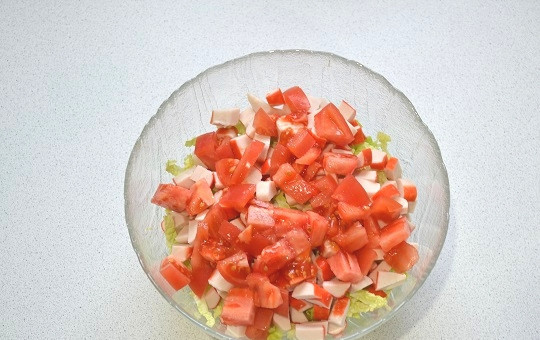 1. Этап. Салат Райское наслаждение: 4. Вымойте, обсушите и измельчите помидор.