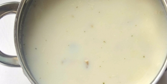 1. Этап. Латвийский молочный суп с рыбой: Овощи сварились. Самое время добавить молоко. Варим суп не доводя до кипения. Как только начнет слегка побулькивать, снимаем суп с огня.