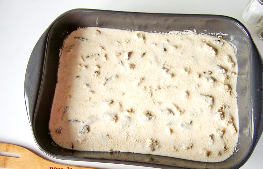 1. Этап. Заливной пирог с курицей и грибами: Полейте начинку оставшимся тестом и посыпьте кунжутом. Выпекайте при температуре 180 градусов около 40 минут.