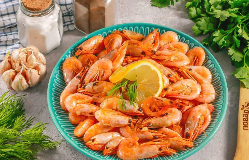 1. Этап. Креветки на сливочном масле с чесноком: Выложите жареные креветки на тарелку и сбрызните лимонным соком или подайте с ломтиком лимона.