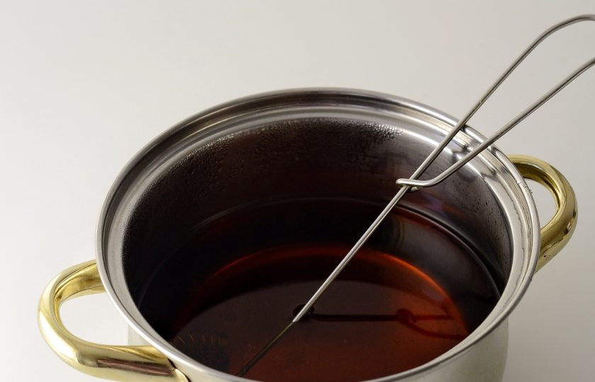 1. Этап. Новогодний грог: Процедите чай, перелейте в кастрюлю. Добавьте ром, подогрейте (но не доводите до кипения), снимите с плиты.