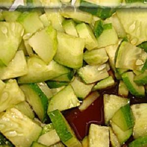 1. Этап. Китайский салат Шаньдун: 1. Поставим вариться мясо, так как нам нужна отварная говядина. Теперь нужно вымыть и нарезать огурцы кубиками. Сложить их в отдельную глубокую посуду. Вылить в огурцы соевый соус и перемешать. Огурцы будут мариноваться в соевом соусе около часа, почти пока сварится мясо. Но каждые 15 минут надо слегка мешать огурчики, чтобы они пропитывались соевым соусом.