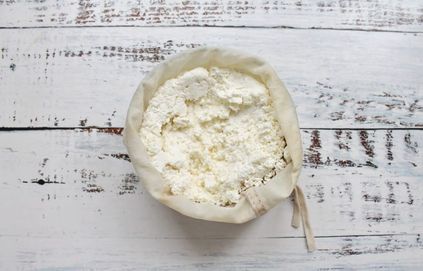 1. Этап. Творог из йогурта в микроволновке: Откиньте все на сито застеленное марлей или в специальный мешок для сыра. Дайте стечь сыворотке и подавайте. Или поставьте творог под гнет и он получится сухим.