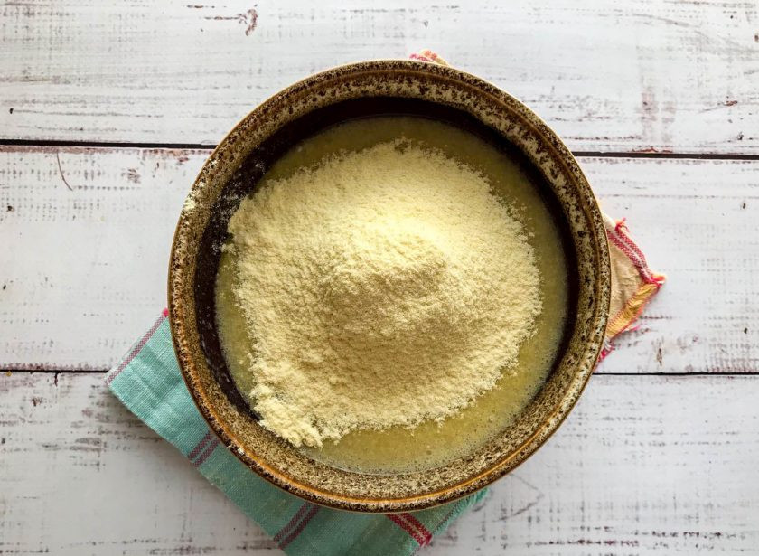 1. Этап. Банановые пряники: Всыпьте кукурузную муку и замесите тесто.