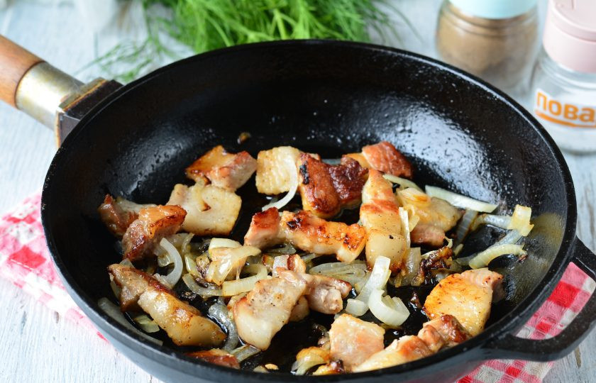 1. Этап. Жареная картошка с грудинкой: Пассеруйте все вместе пару минут.