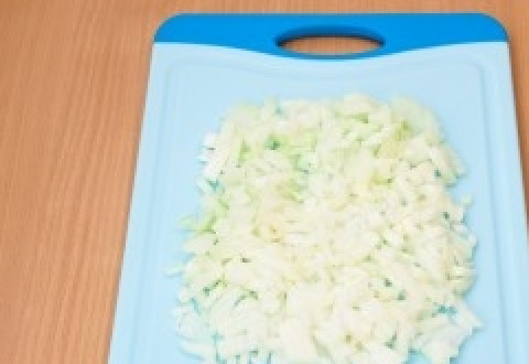 1. Этап. Грибной суп без зажарки: Почистите и помойте лук и морковь. Луковицу измельчите ножом. Морковь натрите на тёрке.