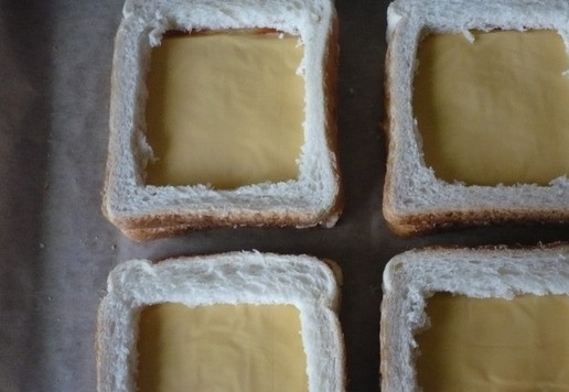 1. Этап. Горячие сэндвичи с фаршем индейки: Вырезанные ломтики хлеба выкладываем сверху на плавленый сыр.