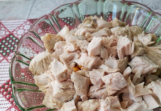 1. Этап. Салат Царица Савская: Филе индейки отварить, остудить в бульоне и нарезать довольно крупно. Или разобрать на волокна.
