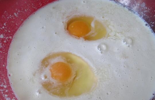 1. Этап. Пирожки с сайрой: Потом добавьте к молоку соль и яйца. Взбейте всё до однородной массы.