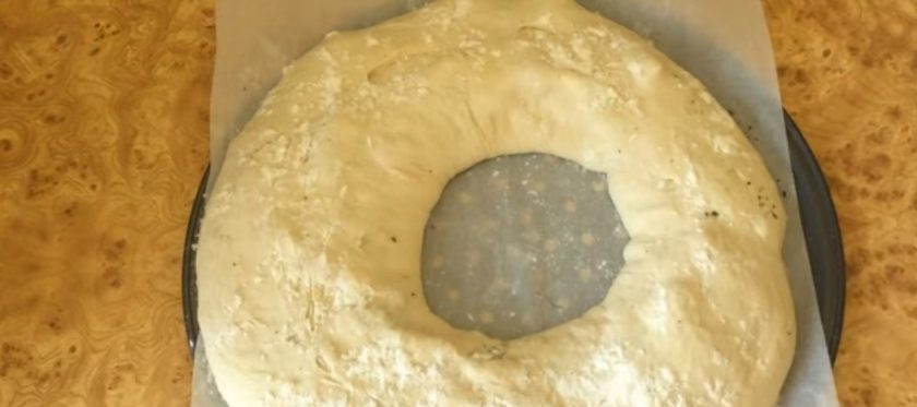 1. Этап. Чамбелла с брынзой и специями: 5. Перетяните заготовку на покрытый пергаментом противень, присыпьте мукой, накройте пленкой и оставьте на 1 час при комнатной температуре.