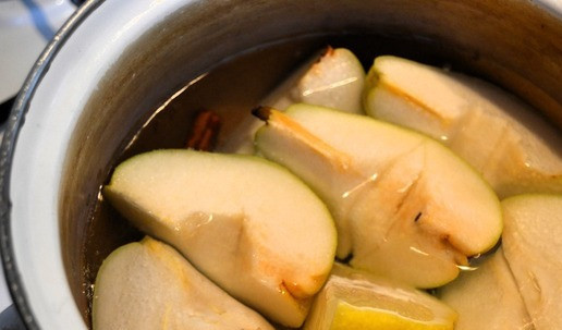 1. Этап. Запеканка Загрушевная: Вскипятить 400 мл воды с палочкой корицы, гвоздикой и 1/4 лимона с кожурой. Добавить груши. Варить после закипания на среднем огне 5 минут.