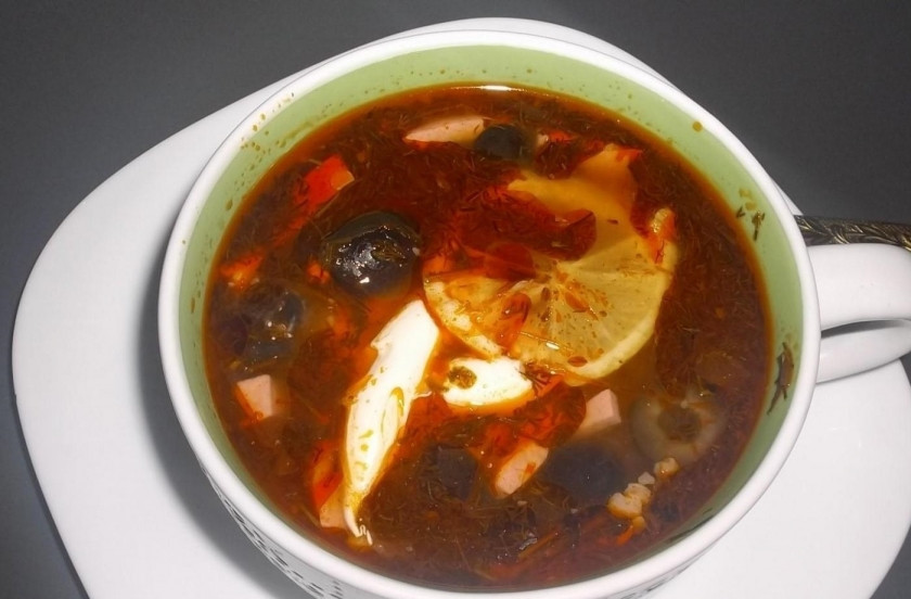 1. Этап. Солянка традиционная: 10. Готовое блюдо наливаю в тарелку, а потом украшаю кусочком лимончика и ложкой сметаны. Приятного аппетита!