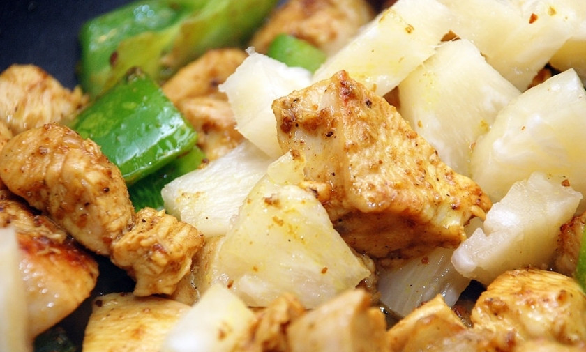 1. Этап. Курица карри с ананасами: 3. Щедро посыпаем карри и солим, перец нарезаем небольшими кусочками, достаем консервированный ананас и нарезаем его такими же кусочками, как и перец. Отправляем все к мясу с луком, перемешиваем и продолжаем обжаривать.