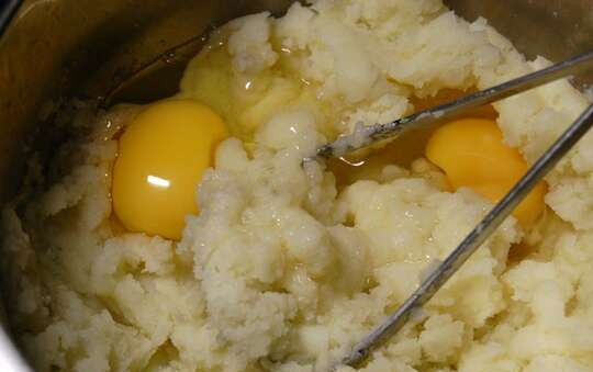1. Этап. Мясо в пиве по-чешски: Из предварительно сваренного картофеля делаем пире, добавляем в него яйца и сливочное масло.