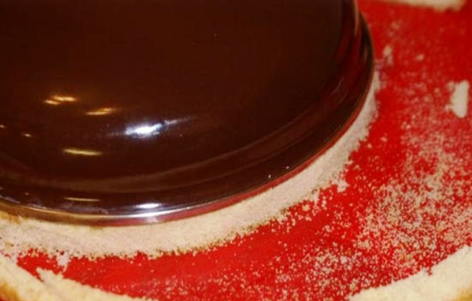 1. Этап. Клубнично-малиновый торт: Взбейте яйца с 6 ложками сахара и маслом, добавьте кефир и муку, перемешайте. Вылейте тесто в форму и выпеките бисквит при температуре 180 градусов до золотистого цвета.