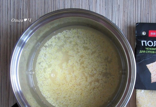 1. Этап. Торт Трио Браволли: Приготовьте шоколадный крем. В воду добавьте чечевично-злаковую поленту, доведите до кипения, постоянно помешивая, варите 15 минут.