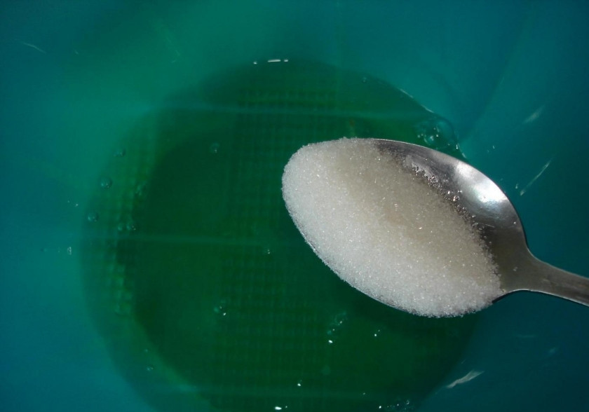 1. Этап. Белковый крем для украшения тортов: Небольшими порциями добавьте сахар.