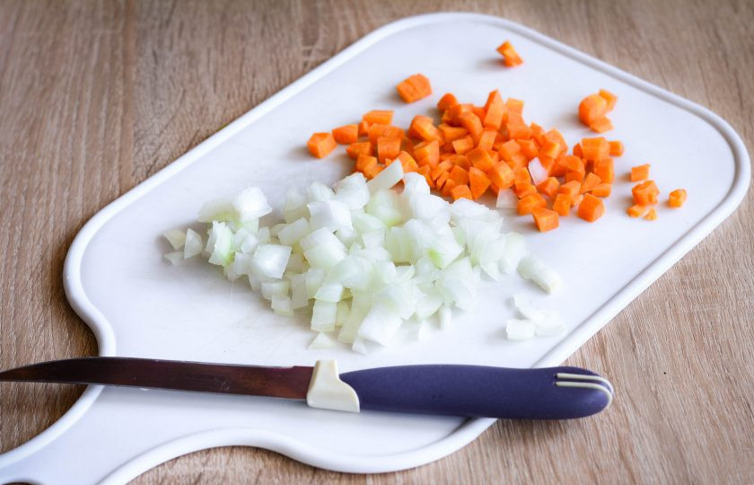 1. Этап. Салат с перловкой на зиму: Очистите лук и морковку, нарежьте овощи кубиками.
