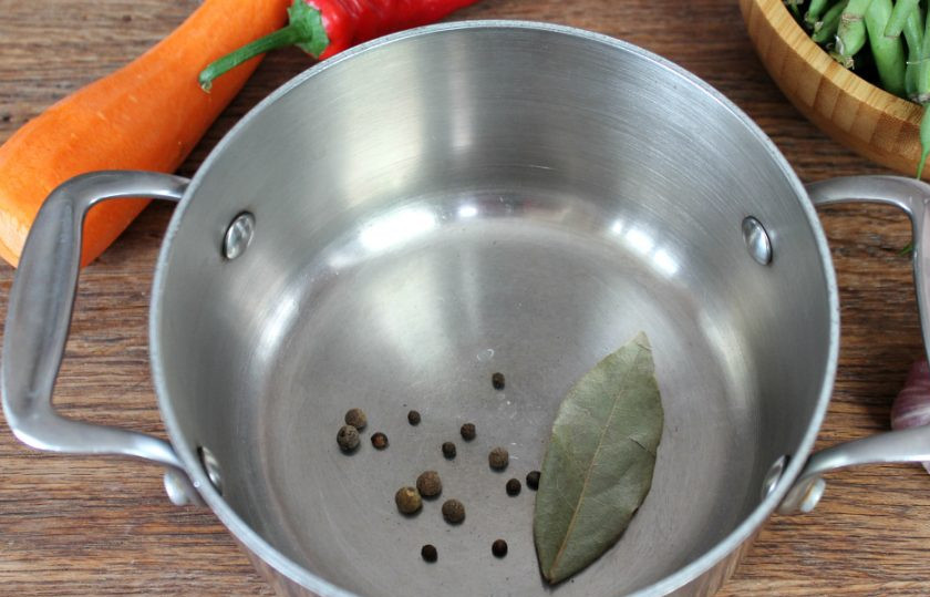 1. Этап. Турша из фасоли по-армянски: В кастрюлю кладем перец душистый, перец горошком и лавровый лист.