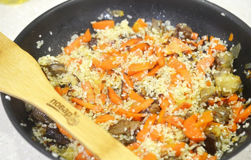 1. Этап. Плов по-хорезмски: 9. Обжарьте все вместе, помешивая, чтобы каждая рисинка пропиталась маслом.