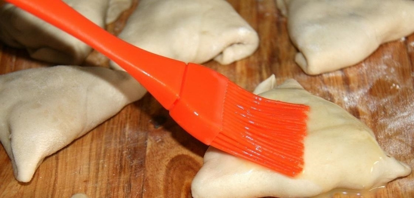 1. Этап. Самса узбекская слоеная с мясом: 7. В миску вбиваю яйцо и размешиваю. Самсу выкладываю на доску швом вниз и смазываю каждую яйцом.