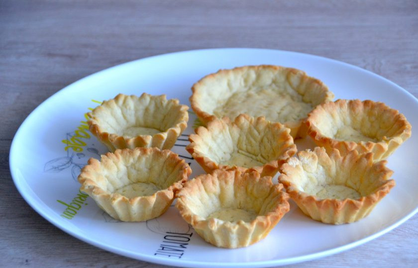 1. Этап. Пирожное Корзиночка с масляным кремом: Выпекайте корзиночки при температуре 160 градусов примерно 20 минут до золотистого цвета. Следите первые 5 минут за процессом выпечки. Если дно корзиночек начнет вздуваться, просто слегка прижмите его вилкой.