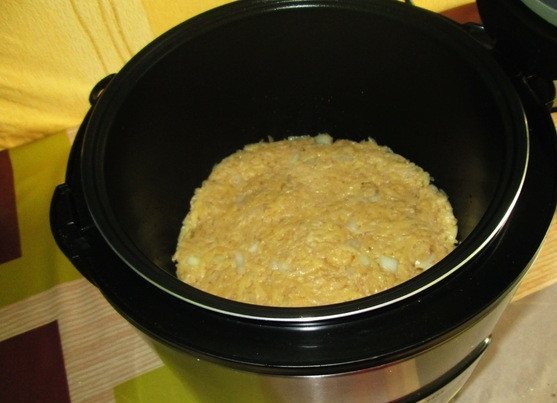 1. Этап. Бабка из картофеля в мультиварке: 7. Чашу смажьте как следует растительным маслом, выложите в нее картофельный фарш. Утрамбуйте ложкой верх и включите режим 