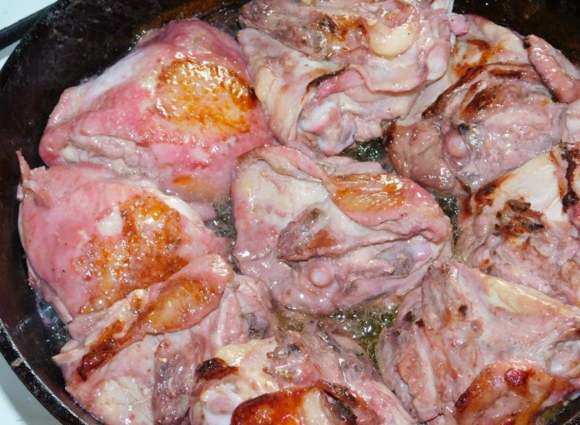 1. Этап. Куриные бедра в малиновом маринаде: Затем обжарьте их до золотистой корочки.