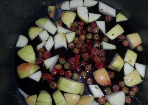 1. Этап. Компот из вишни в мультиварке: Затем закиньте ягоды и сахар. Включите режим 