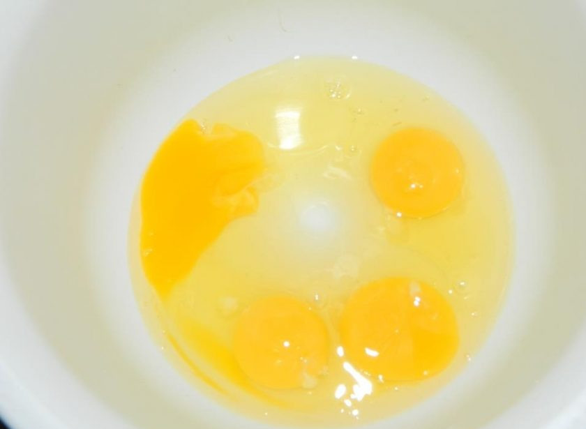 1. Этап. Шоколадные капкейки с шоколадной начинкой: Взбейте в пышную пену яйца с сахаром.