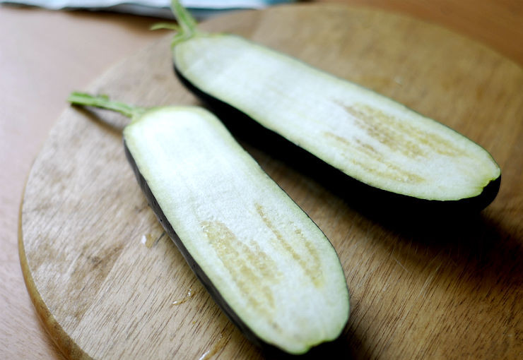 1. Этап. Баклажаны в карамели: 1. Баклажаны вымыть, обсушить немного и разрезать пополам. Сделать небольшие надрезы на мякоти и смазать кунжутным маслом.