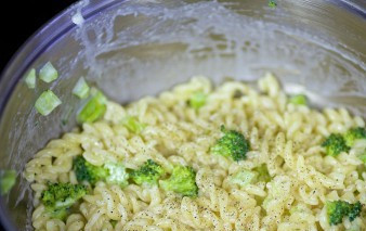 1. Этап. Паста с брокколи и сыром: Пасту добавить в кастрюлю и хорошо перемешать.