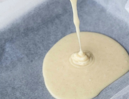 1. Этап. Датский Пирог мечты: 3. Введите просеянную с разрыхлителем муку и тщательно взбейте-перемешайте тесто. Подготовьте жаропрочную форму, застеленную пергаментом. Вылейте тесто в форму, разровняйте и отправьте в разогретую до 180 градусов духовку на 20-25 минут.