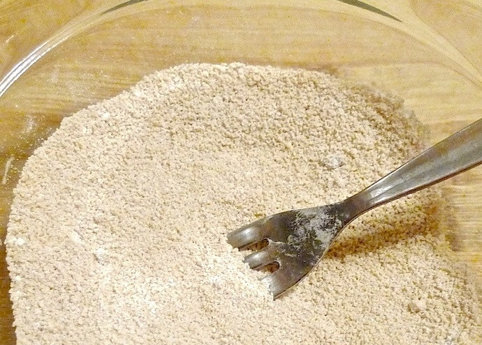 1. Этап. Банановые кексы: 8. Смешайте в миске оставшийся коричневый сахар, 1,5 столовые ложки муки, корицу.