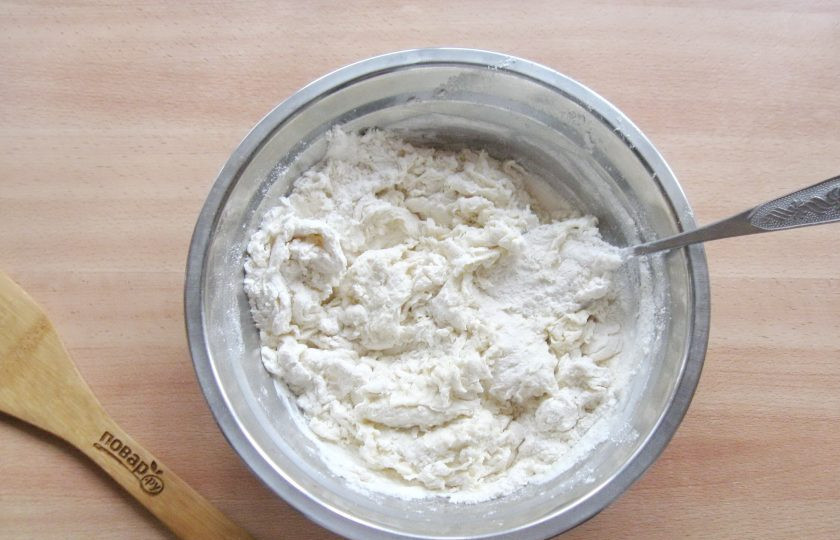 1. Этап. Пельмени из свинины и курицы: Влейте подсолнечное масло и горячую кипяченую воду, но не кипяток. Перемешайте сначала ложкой.