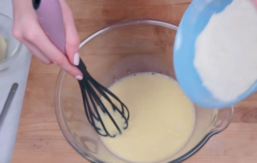 1. Этап. Воздушный панкейк: 2. Небольшими порциями добавьте сухие ингредиенты, постоянно взбивая венчиком, чтобы тесто получилось без комочков. Дайте тесту постоять 10-15 минут, чтобы мука слегка разбухла.