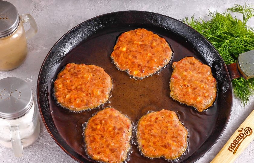 1. Этап. Печеночные оладьи с картофелем: Раскалите сковороду с растительным маслом и столовой ложкой выложите в него части приготовленного печеночного теста. Обжарьте на умеренном нагреве по 1-2 минуте до румяности.