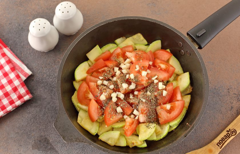 1. Этап. Пенне с цукини: Затем добавьте нарезанные помидоры, соль и специи по вкусу.