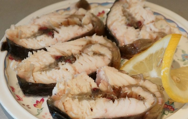 1. Этап. Копченый осетр: 8. Когда рыба немного остынет, нарезаем ее и подаем к столу. Можно вместе с нарезанным лимоном.