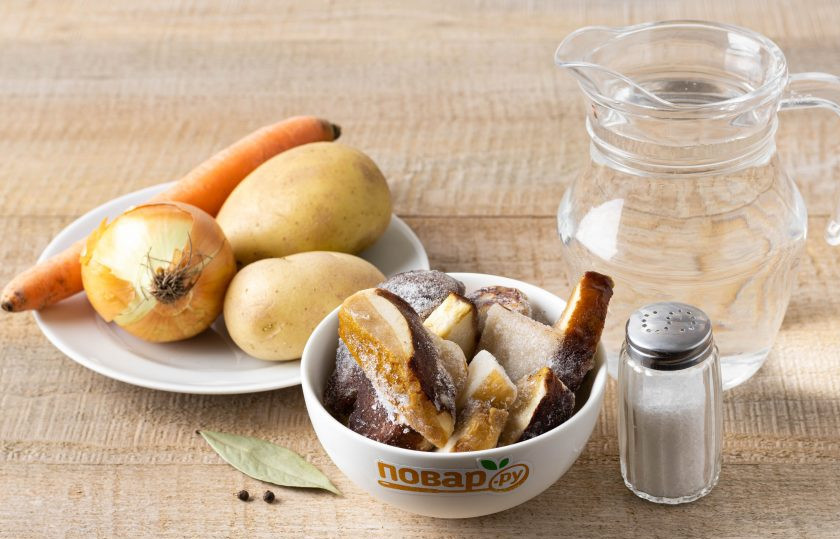 1. Этап. Суп из замороженных грибов: Подготовьте все ингредиенты.