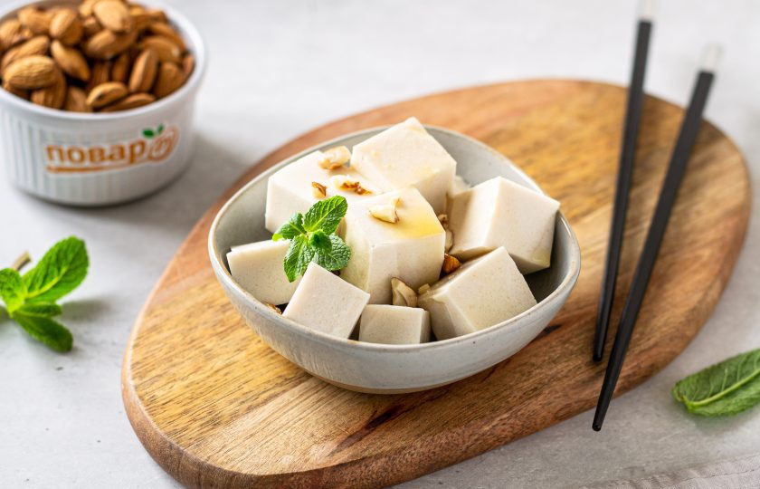 1. Этап. Миндальный тофу: Перед подачей нарежьте миндальный тофу кубиками и полейте сиропом. Приятного аппетита!