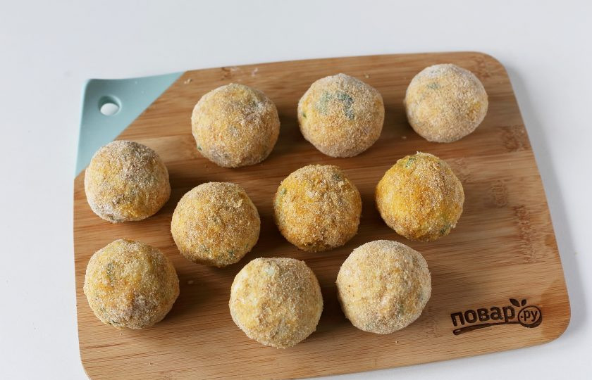 1. Этап. Фишкейки: Сформируйте руками небольшие шарики и обваляйте их сначала в муке, затем в яйце, а затем в сухарях.