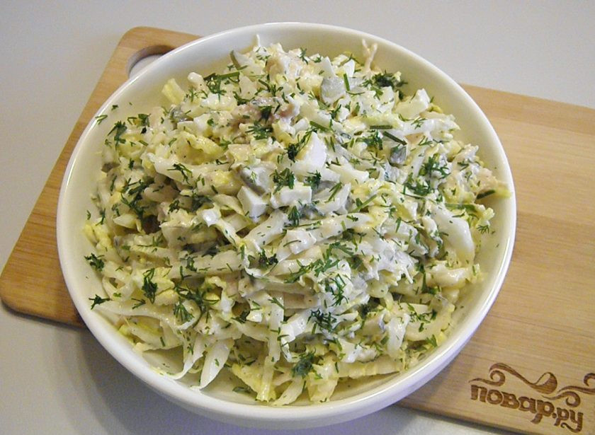 1. Этап. Пекинская капуста с курицей: 7. Разложите салат порционно, украсив зеленью. Приятного аппетита!