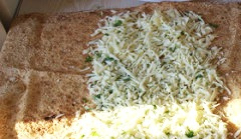 1. Этап. Лаваш с сулугуни и зеленью: Разверните лаваш и на середину выложите начинку.