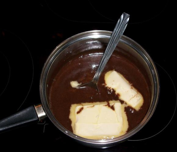 1. Этап. Пирожное Картошка из ванильных сухарей: Молоко доводим до кипения в алюминиевой кастрюле. Добавляем сахар, размешиваем, пока не растает. Высыпаем какао-порошок. И добавляем сливочное масло. Перемешиваем все хорошенько.